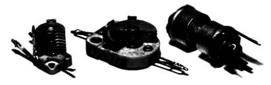 Некоторые типы переменных конденсаторов с воздушным зазором. 
 У показанного справа подстроенного конденсатора ротор несколько выдвинут из корпуса, чтобы были видны пластины конденсатора